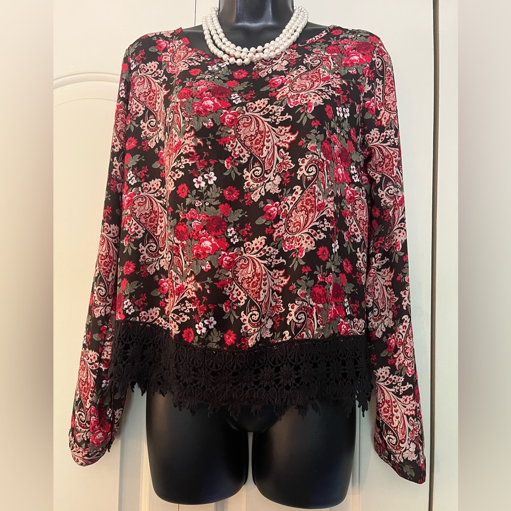 ♥️SALE 4/$20 Elegant Flowered Blouse with Gorgeous Crocheted Hemline